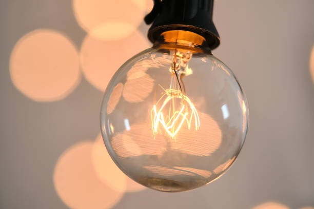 lâmpada incandescente com bokeh redondo de natal. - alternative energy data fuel and power generation light bulb - fotografias e filmes do acervo