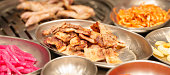 schweinefleisch-auf-dem-herd-gegrillt-im-restaurant-servieren-koreanisches-essen-und-bbq-im.jpg?b=1&s=170x170&k=20&c=mPIq1FxD8Wsdbs-pTsiua4NAW-ml2Oy6E9N377Yb1X8=
