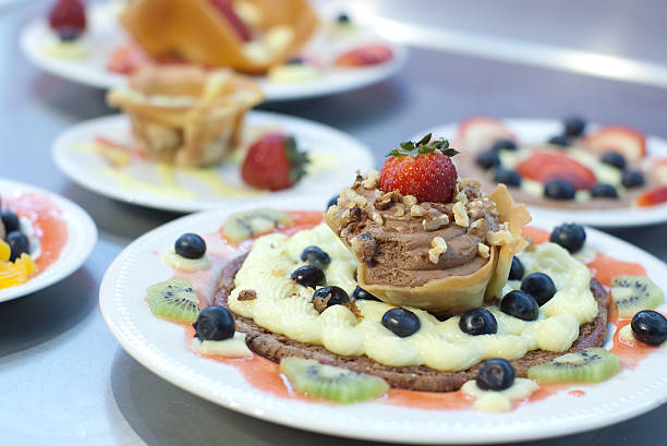 Prato de frutos e de Chocolate moose com Tulipa Bolacha. - fotografia de stock