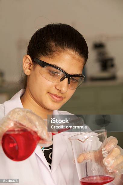 Weibliche Laborassistent Mw Stockfoto und mehr Bilder von Chemie - Chemie, Chemieunterricht, Frauen