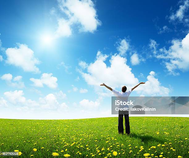 Campo Di Erba E Felice Giovane Uomo - Fotografie stock e altre immagini di Adulto - Adulto, Ambientazione esterna, Blu