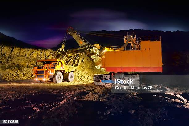 大きな黄色の採鉱トラック - 機械のストックフォトや画像を多数ご用意 - 機械, 重い, トラック