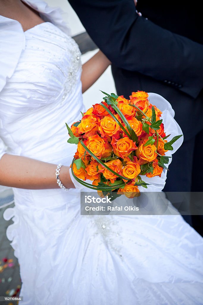 Невеста с свадебный букет - Стоковые фото Белый роялти-фри