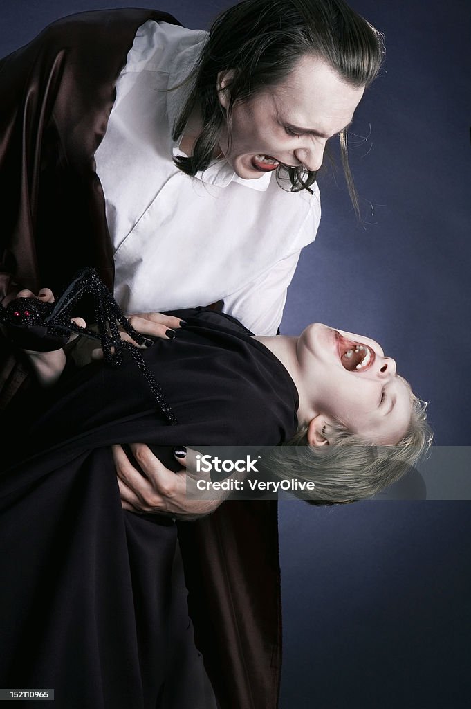 吸血鬼と彼の若い大人の被害者 - 2人のロイヤリティフリーストックフォト