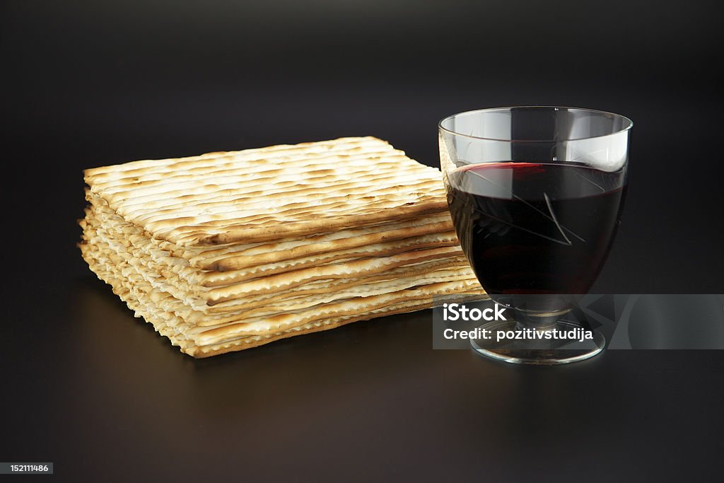 Matza e vino rosso - Foto stock royalty-free di Alchol