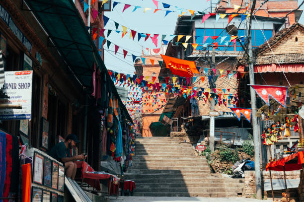 un'atmosfera intorno a changu narayan, uno storico tempio indù, si trova in cima a un'alta collina nel comune changunarayan di bhaktapur - changu narayan temple foto e immagini stock