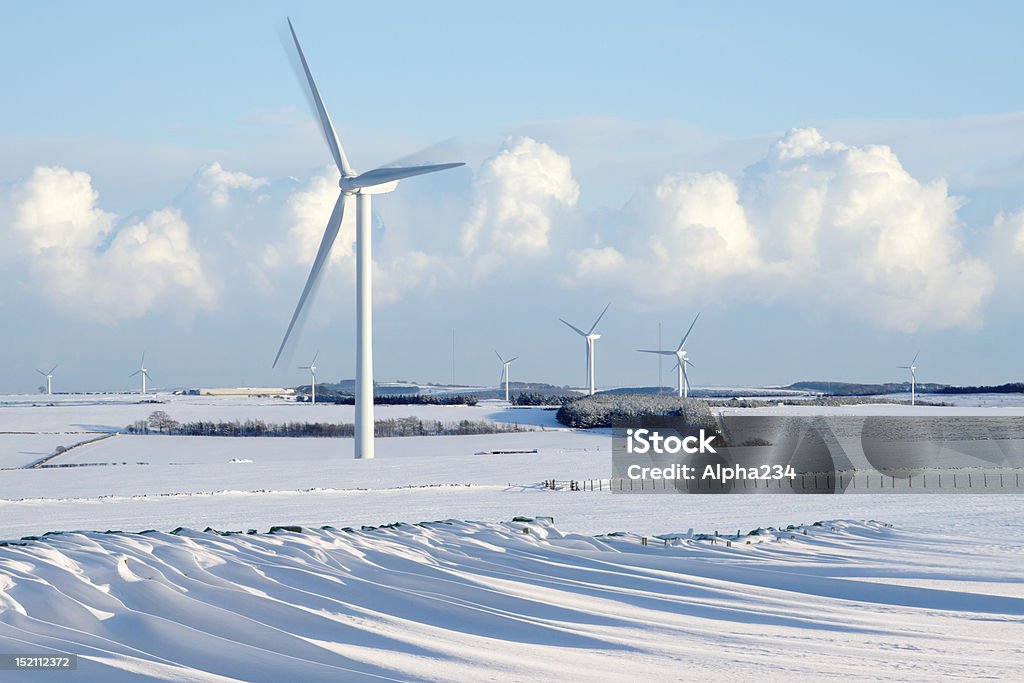 Wind Farm mit Snowdrifts - Lizenzfrei Windkraftanlage Stock-Foto