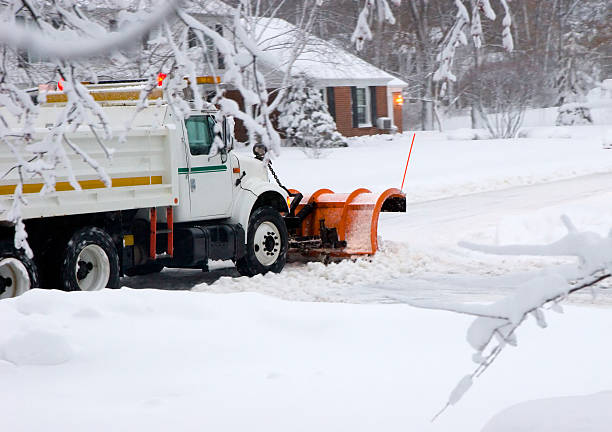 istock Snow Plow Truck in action 152112630