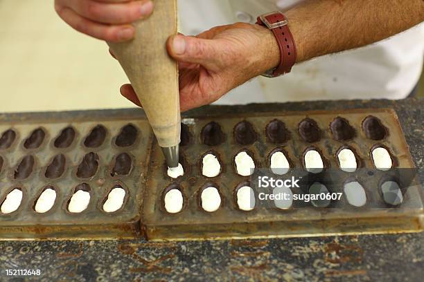 Maestri Cioccolatieri Creazione Di Praline Con Riempimento - Fotografie stock e altre immagini di Belgio