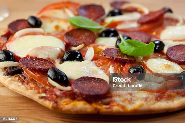 Rustikale Pizza Mit Salami Und Mozzarellachorizo Stockfoto und mehr Bilder von Basilikum - Basilikum, Chorizo, Farbbild