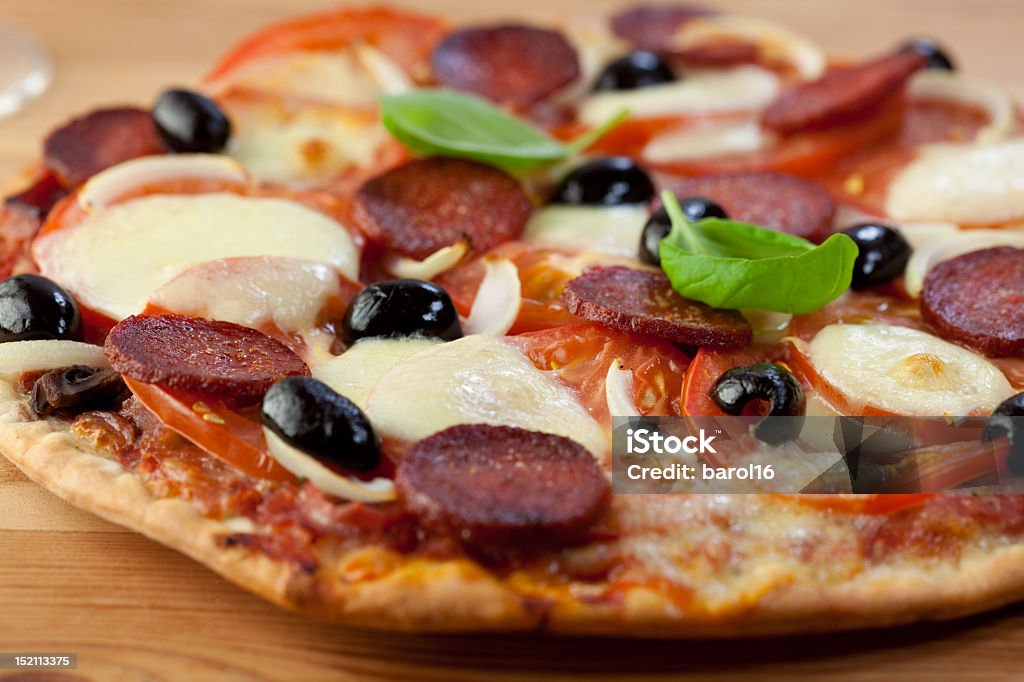 Rústico pizza com Salame e Mozarela chorizo - Royalty-free Assado no Forno Foto de stock