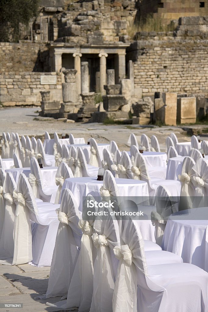 Tablas entre las antiguas ruinas de banquetes - Foto de stock de A la moda libre de derechos