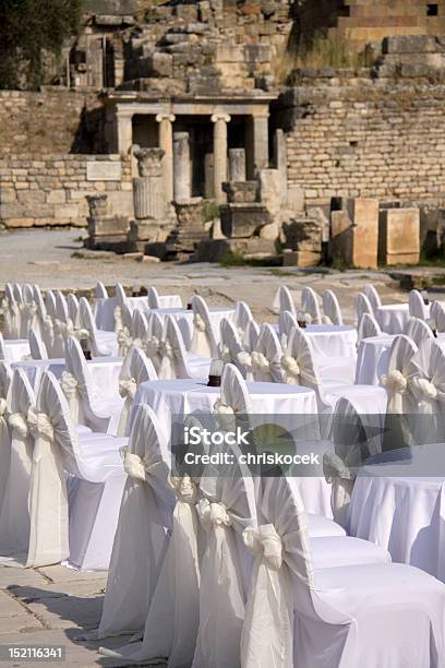 Tablas Entre Las Antiguas Ruinas De Banquetes Foto de stock y más banco de imágenes de A la moda - A la moda, Acontecimiento, Aire libre