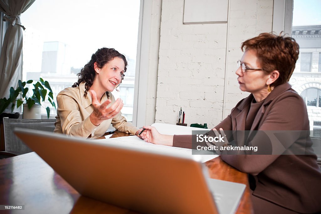 Trabalhando businesswomen - Foto de stock de 55-59 anos royalty-free