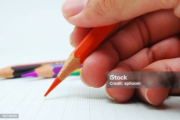 Mann Für Holding Bleistift Stockfoto und mehr Bilder von Bleistift - Bleistift, Büromaterial, Drahtnetz