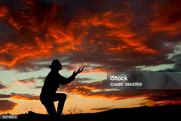 男性のための質問を使用して神の見事な夕日 - 祈るのストックフォトや画像を多数ご用意 - 祈る, ひざまずく, 優美