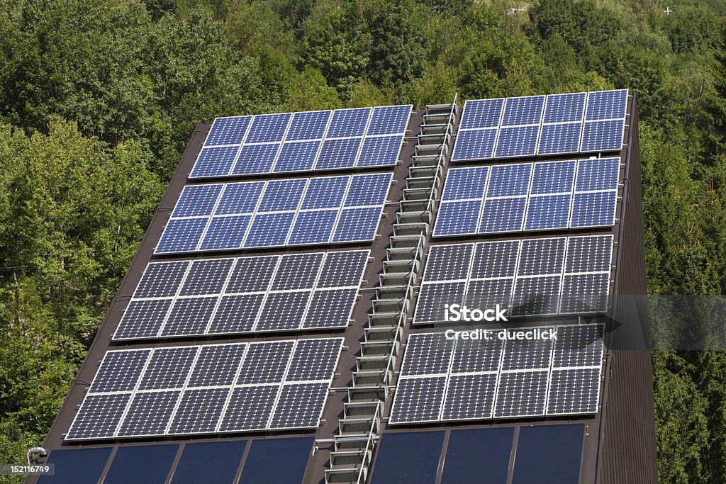 Solarenergie panels mit Wald auf den Hintergrund - Lizenzfrei Naturwald Stock-Foto