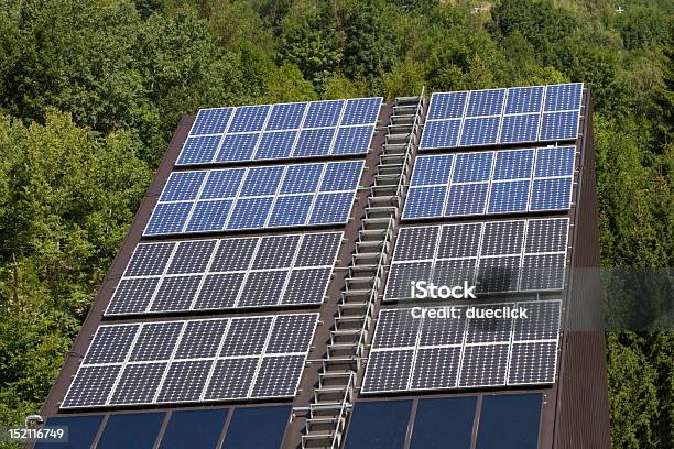 Solarenergie Panels Mit Wald Auf Den Hintergrund Stockfoto und mehr Bilder von Naturwald - Naturwald, Sonnenkollektor, Ausrüstung und Geräte