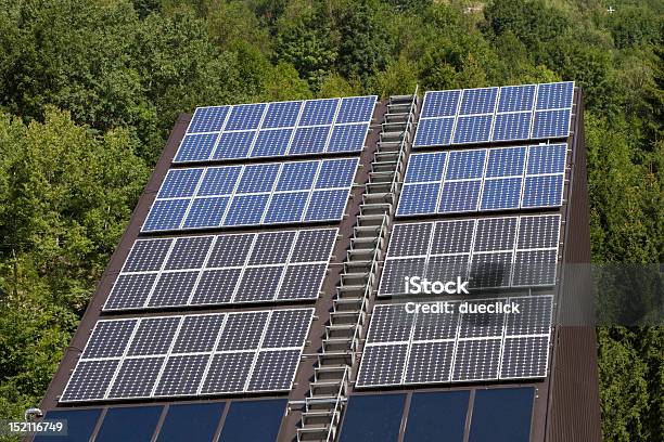 Photo libre de droit de Panneaux Solaires Avec Fond De Bois banque d'images et plus d'images libres de droit de Bois - Bois, Panneau solaire, Alimentation électrique