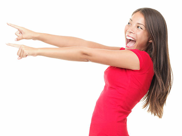 donna che punta felice - donna profilo braccia alzate foto e immagini stock