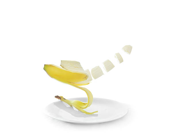 Banana galleggiare sopra piatto - foto stock