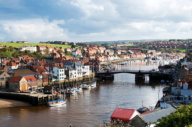 whitby - esk river photos et images de collection