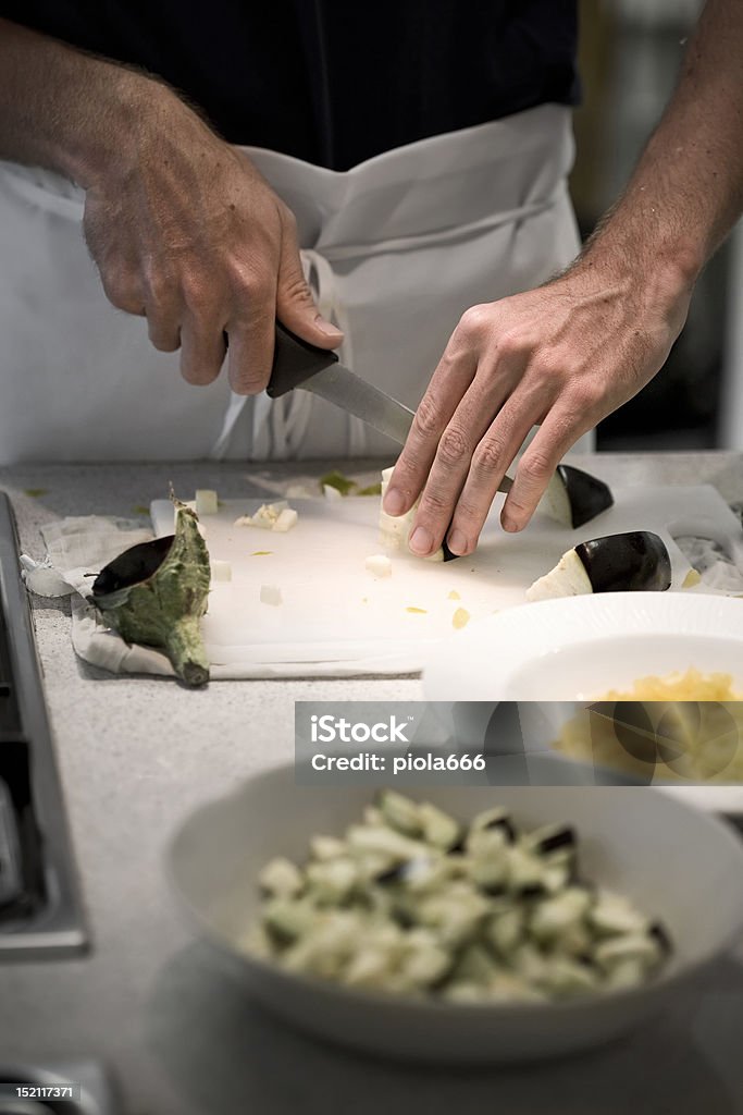 Chef at Work picar color berenjena - Foto de stock de Adulto libre de derechos