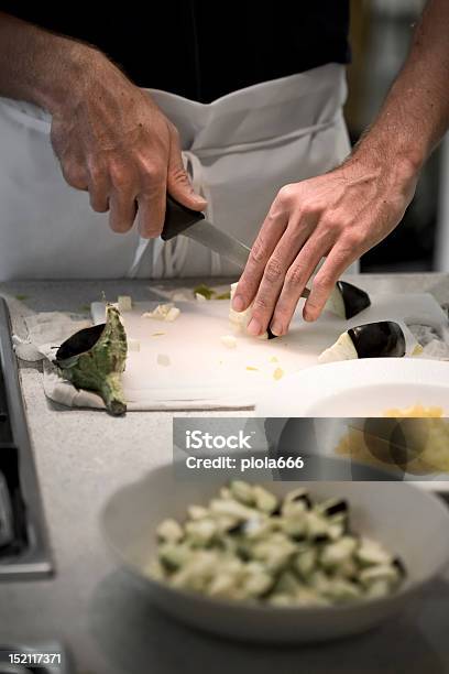 Chefe De Cozinha No Trabalho Cortar Beringelas - Fotografias de stock e mais imagens de Adulto - Adulto, Branco, Chefe de Cozinha