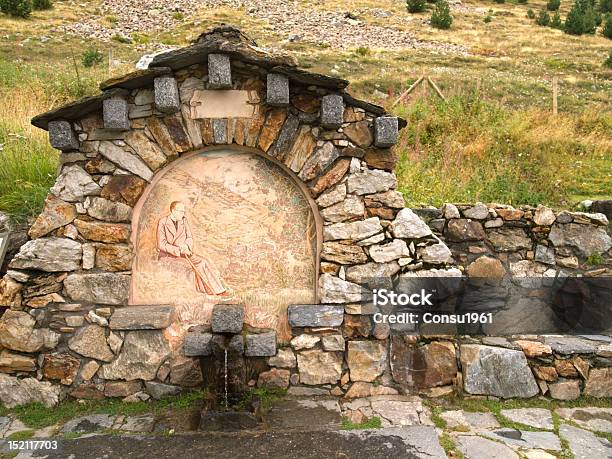 Fuente Foto de stock y más banco de imágenes de Agua - Agua, Aire libre, Arco - Característica arquitectónica