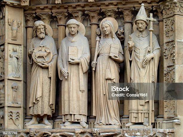 Notre Dame Foto de stock y más banco de imágenes de Bajorrelieve - Bajorrelieve, Estatua, Arquitectura