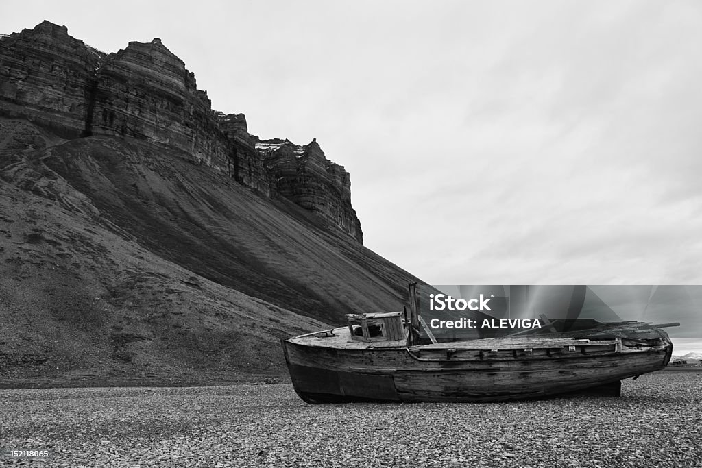 Shipwreck y cliffs in Skansbukta, Billefjorden, Spitsbergen, archipiélago Svalbard, Noruega - Foto de stock de Blanco y negro libre de derechos