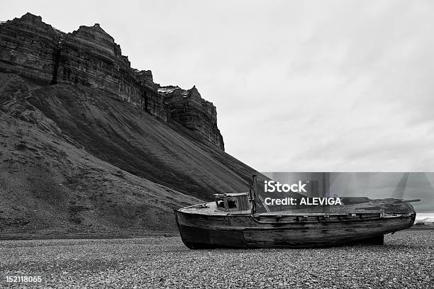 Shipwreck Y Cliffs In Skansbukta Billefjorden Spitsbergen Archipiélago Svalbard Noruega Foto de stock y más banco de imágenes de Blanco y negro
