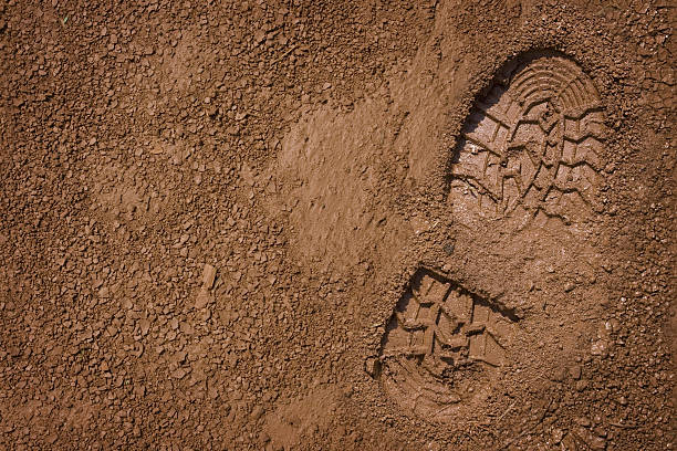 bootprint auf schlamm - mud stock-fotos und bilder