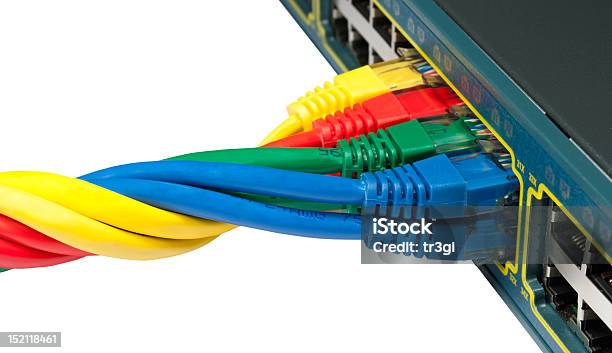 Twisted Ethernet E Cavi Di Rete Collegati A Un Hub Switch - Fotografie stock e altre immagini di Arcobaleno