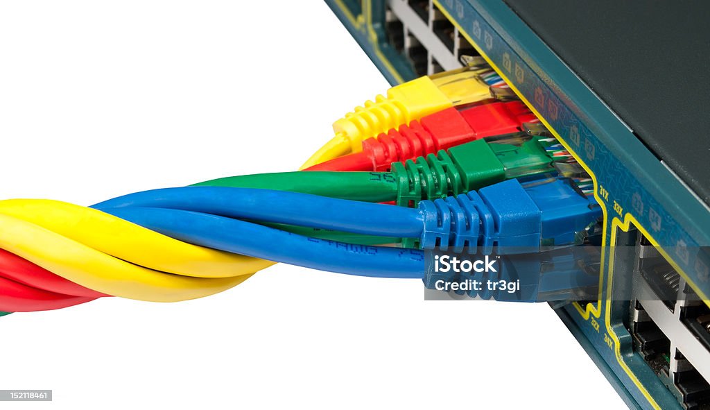 Twisted cabos de rede Ethernet conectado a um centro, chave - Foto de stock de Amarelo royalty-free