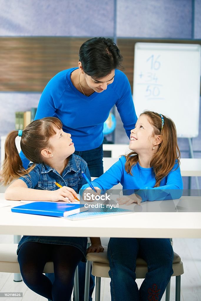 Bambini e insegnante in classe - Foto stock royalty-free di Blu