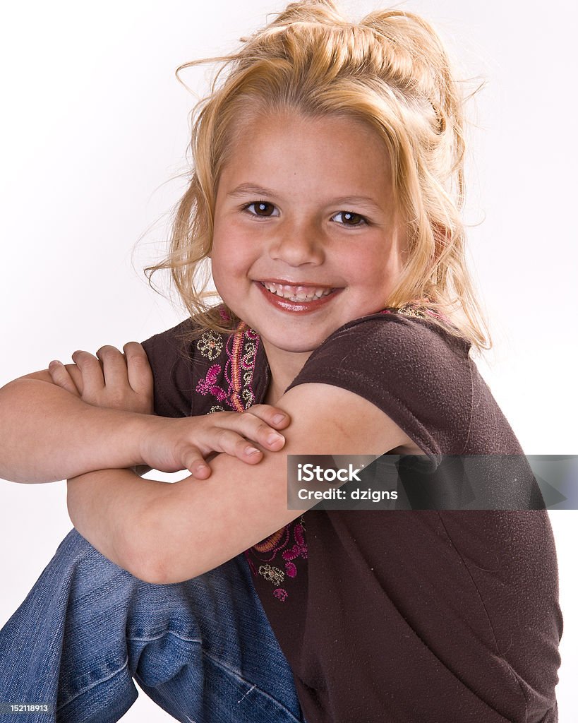 Primo piano di una bambina carina con le braccia incrociate - Foto stock royalty-free di Abbigliamento casual