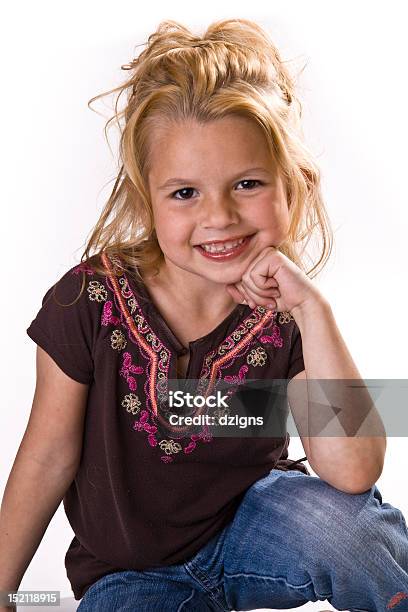 Kleines Mädchen Mit Blonden Haaren Das Kinn Auf Die Hand Stockfoto und mehr Bilder von Blondes Haar