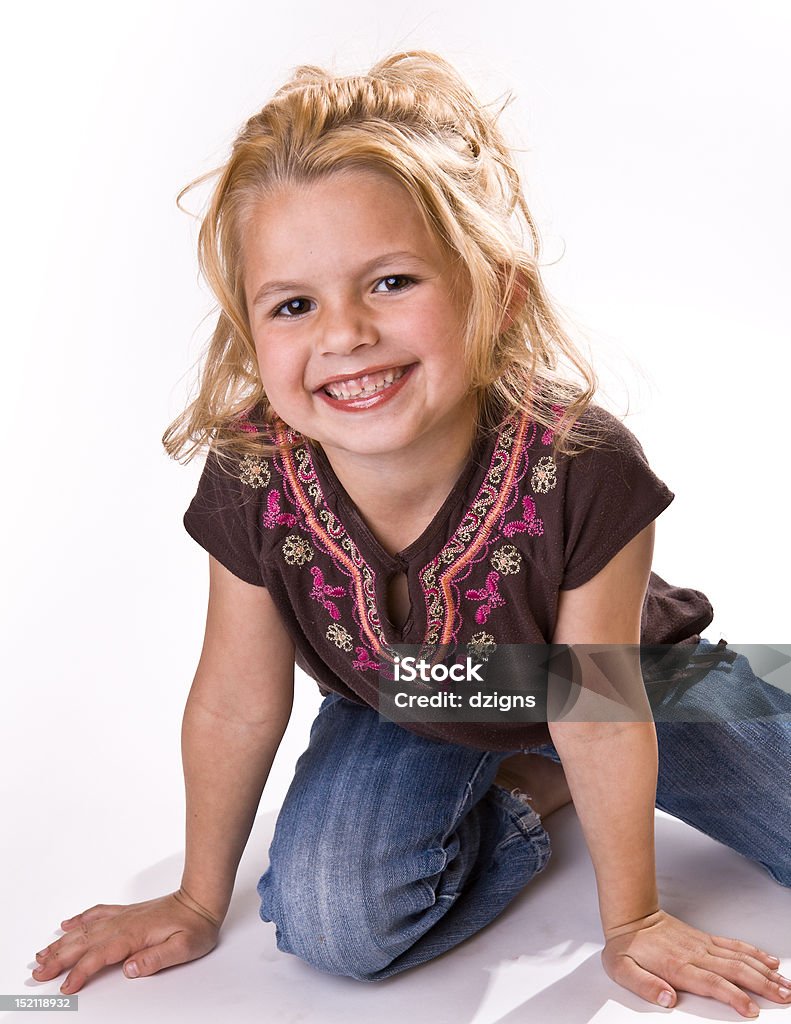 Encantadores niña sonriente en las rodillas en el espectador - Foto de stock de Alegre libre de derechos