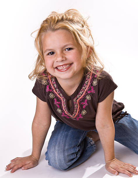 Adorável Menina sobre os joelhos sorridente no Visualizador - fotografia de stock