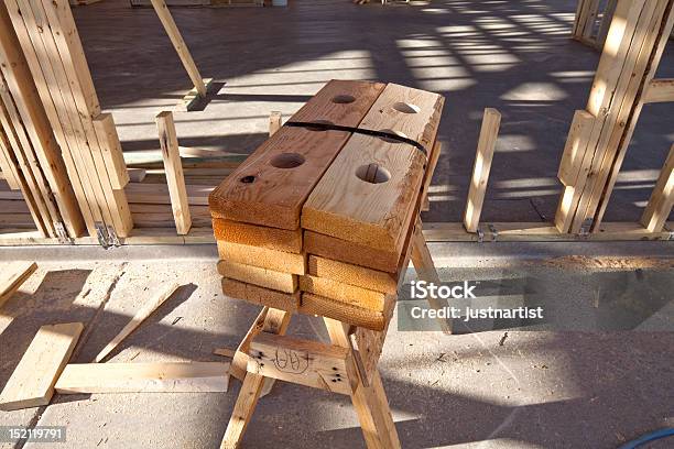 Foto de Materiais De Construção Em Uma Nova Construção e mais fotos de stock de Armação de Construção - Armação de Construção, Banco de Carpinteiro, Estrutura construída