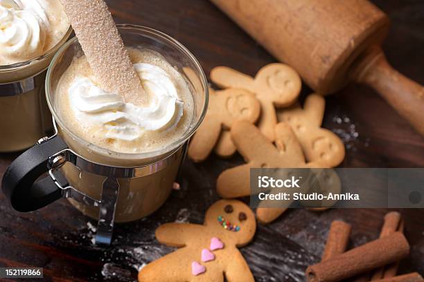 Foto de Homem De Gingerbread Com Café e mais fotos de stock de Biscoito de Gengibre - Biscoito de Gengibre, Café Latte, Moca