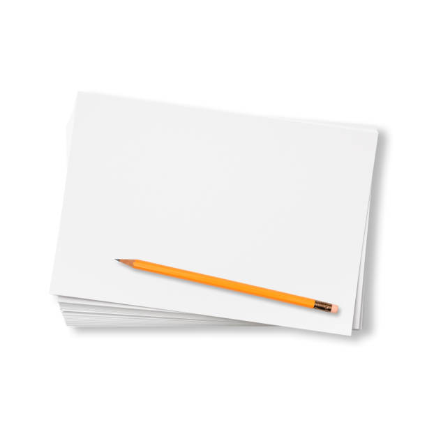изолированный снимок сложенной чистой бумаги с желтым карандашом на белом фоне - index card yellow blank heap стоковые фото и изображения