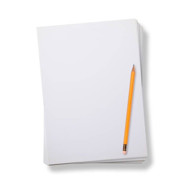 изолированный снимок сложенной чистой бумаги с желтым карандашом на белом фоне - index card yellow blank heap стоковые фото и изображения