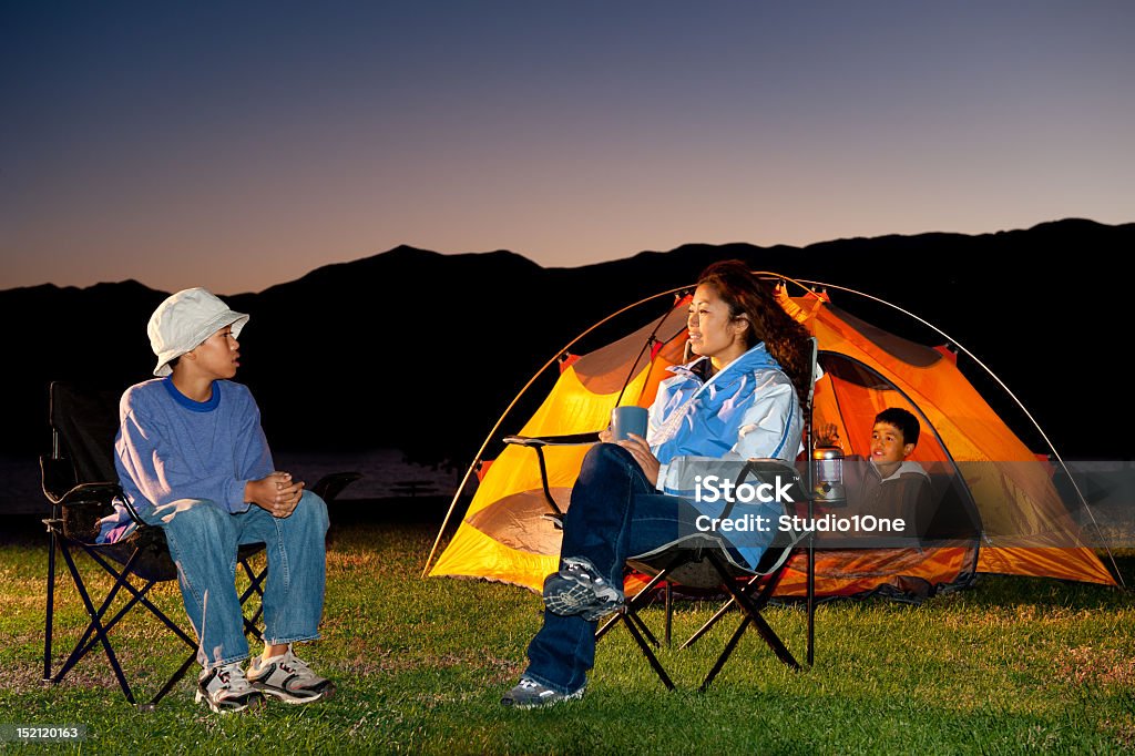 Familia campamento - Foto de stock de Camping libre de derechos