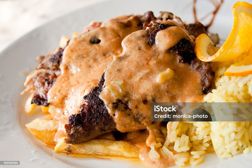 Relleno de bistec con jamón, queso y patatas fritas - Foto de stock de Al horno libre de derechos