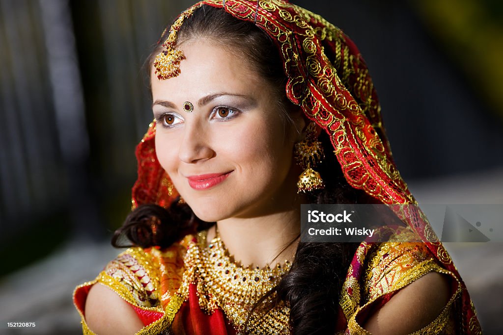 Jeune femme en robe indien - Photo de Adulte libre de droits