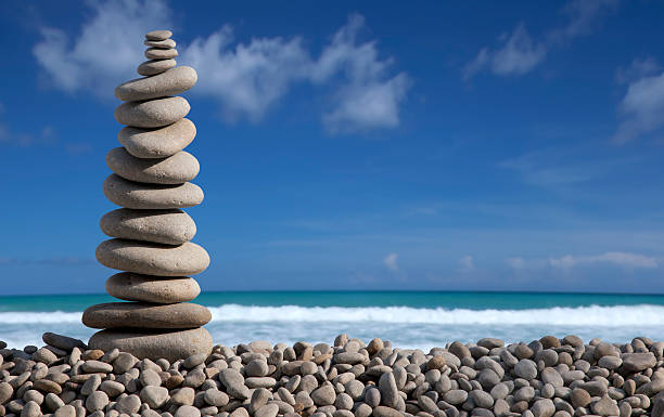 pilha de pedras de seixo de céu azul e mar - aspirations pebble balance stack imagens e fotografias de stock