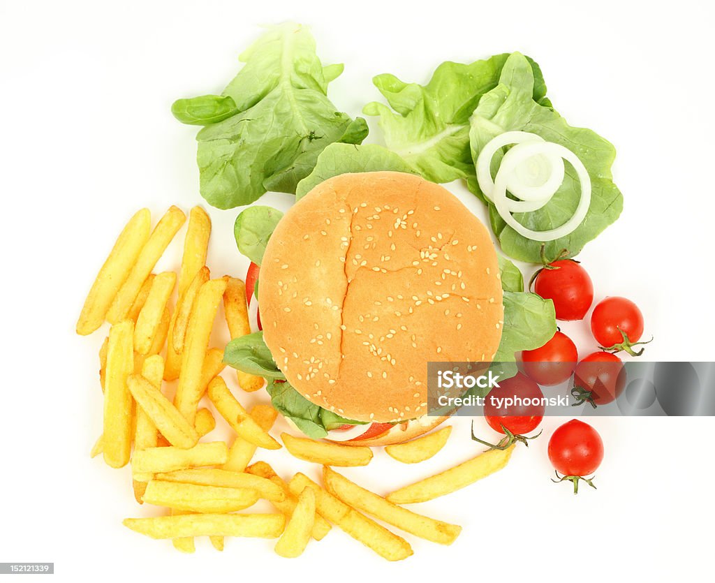 Hamburguesa con papas fritas, ensaladas y tomates - Foto de stock de Alimento libre de derechos