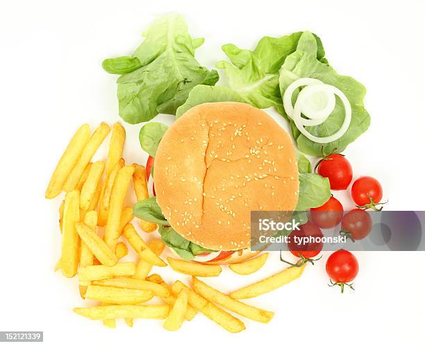 Hamburger Di Manzo Con Patatine Fritte E Insalata E Pomodoro - Fotografie stock e altre immagini di Bianco